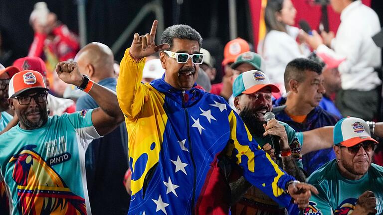 Wie vertrauenswürdig ist das Wahlergebnis in Venezuela?       -  Präsident Maduro feiert seinen offiziell verkündeten Sieg.