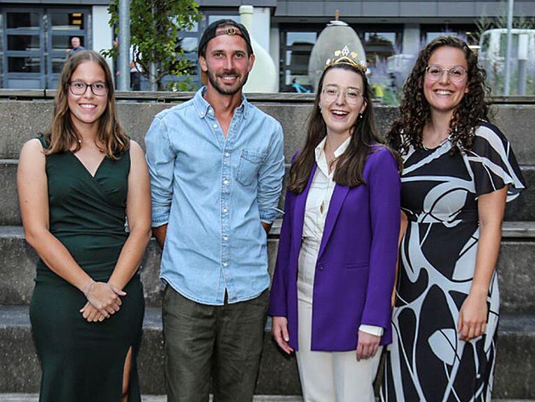 Mit Bestnoten schlossen Lilly Gößwein (LWG, von links), Alexander Schneider (Weingut Rainer Sauer, Escherndorf) und Antonia M. Langer (Weingut Rudolf Fürst, Bürgstadt) die Winzerausbildung ab. Die Fränkische Weinkönigin Lisa Lehritter gratulierte. Mit Bestnoten schlossen Lilly Gößwein (LWG, von links), Alexander Schneider (Weingut Rainer Sauer, Escherndorf) und Antonia M. Langer (Weingut Rudolf Fürst, Bürgstadt) die Winzerausbildung ab. Die Fränkische Weinkönigin Lisa Lehritter gratulierte.
