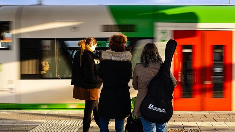 Das Deutschlandticket ist nach wie vor beliebt unter Pendlerinnen und Pendlern in der Region.