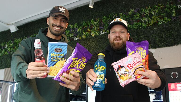 Unter anderem mit Getränken und Snacks aus aller Welt bestücken Labeeb Malik und Sebastian Warschecha die  Verkaufsautomaten.