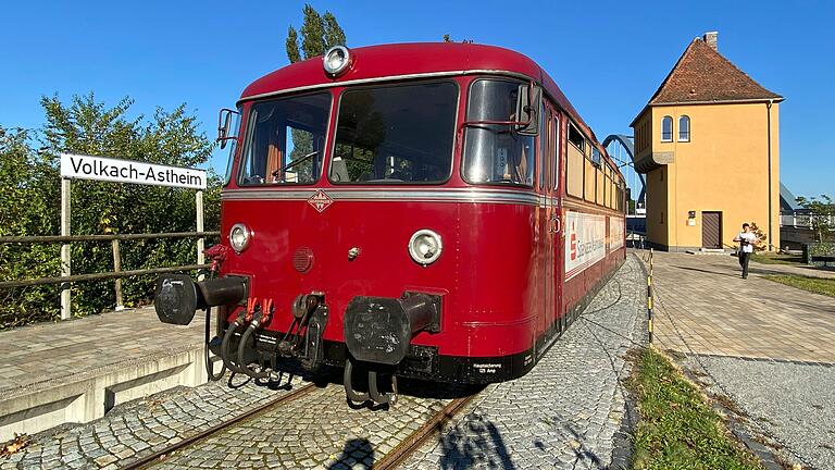 Statt des historischen Schienenbusses, hier am Haltepunkt Astheim, sollen nach der Reaktivierung der Mainschleifenbahn im Stundentakt moderne Züge von Volkach nach Würzburg fahren.