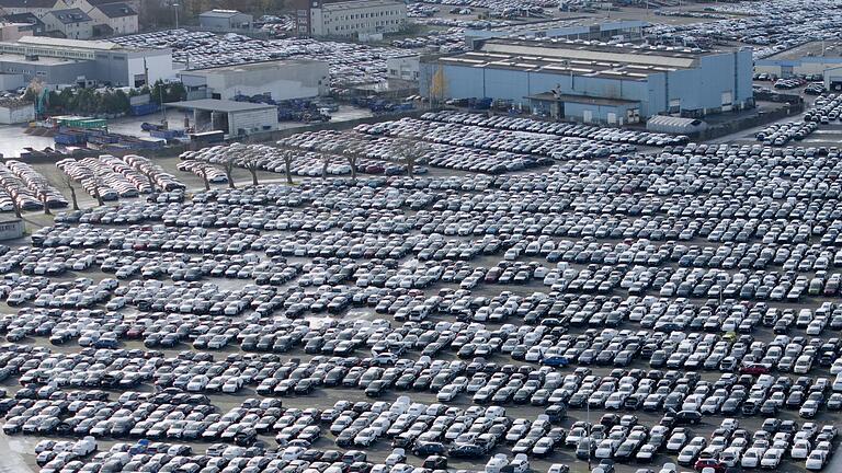 Autos auf Halde       -  Volle Parkplätze, maue Kassen: Der Gewinn von VW, Mercedes-Benz und BMW ist im dritten Quartal in den Keller gerauscht. (Symbolbild)