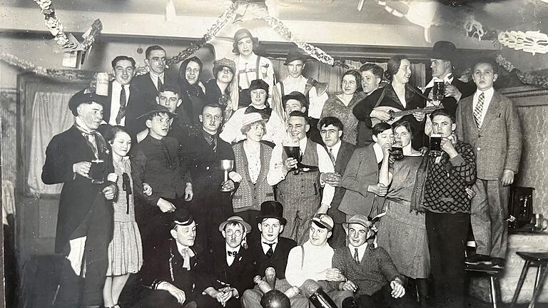 Fotografie einer Kegelparty von 1927 - Fotografie einer Kegelparty von 1927 Fotografie einer Kegelparty von 1927 - Fotografie einer Kegelparty von 1927