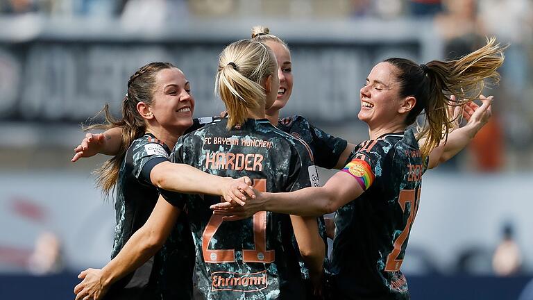 Eintracht Frankfurt - Bayern München       -  Jubel um Pernille Harder (Mitte) bei den Bayern-Frauen