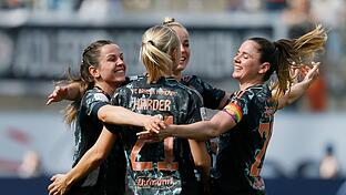 Eintracht Frankfurt - Bayern München       -  Jubel um Pernille Harder (Mitte) bei den Bayern-Frauen