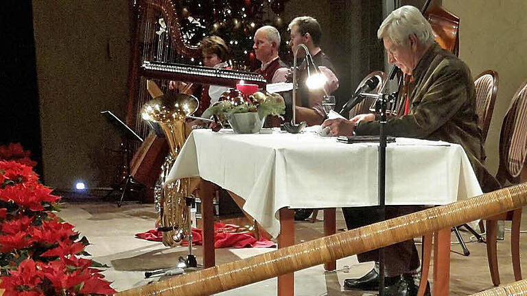 Wuchtige Alphörner bildeten die stilvolle Kulisse bei der Bergweihnacht mit Siegfried Rauch. Der bekannte Schauspieler gastierte am Zweiten Weihnachtsfeiertag zum ersten Mal in Bad Brückenau. Foto: Rolf Pralle       -  Wuchtige Alphörner bildeten die stilvolle Kulisse bei der Bergweihnacht mit Siegfried Rauch. Der bekannte Schauspieler gastierte am Zweiten Weihnachtsfeiertag zum ersten Mal in Bad Brückenau. Foto: Rolf Pralle