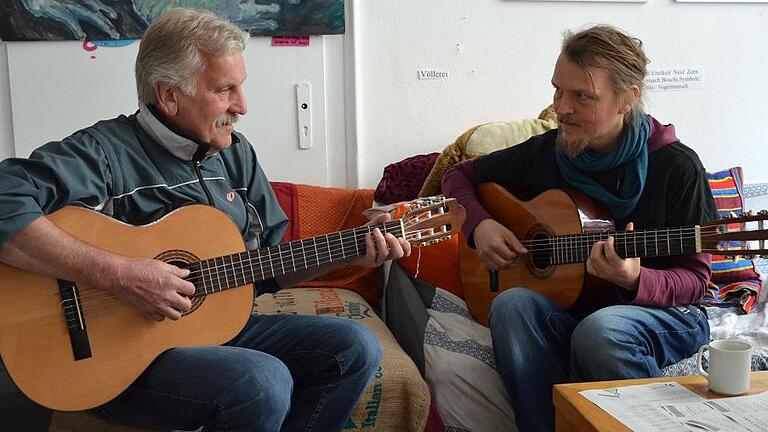 Der Profimusiker Christian Schreiber (links) kommt regelmäßig in den &bdquo;Freiraum&ldquo;, um mit Dietmar Kaiser Gitarre zu spielen.