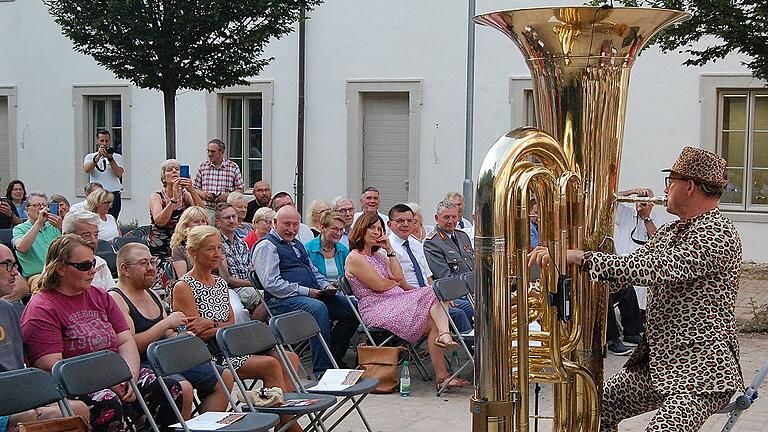 Jörg Wachsmuth spielte im Hof der Musikakademie auf der größten Tuba der Welt.