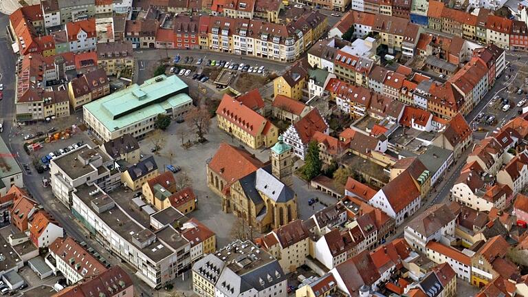 Blick auf den Schweinfurt Martin-Luther-Platz. Nach Plänen der Stadt soll der Rückert-Bau (links) einem Neubau des Friederike-Schäfer-Heim weichen.&nbsp;&nbsp;