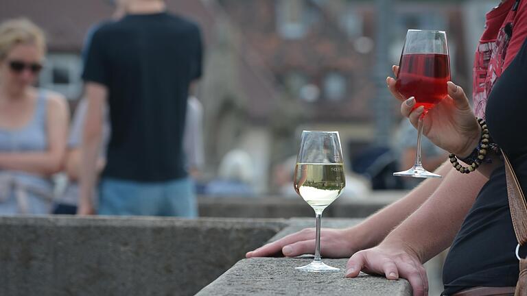 Glosse: Brückenschoppler, lasst euch den Wein nicht wegnehmen!