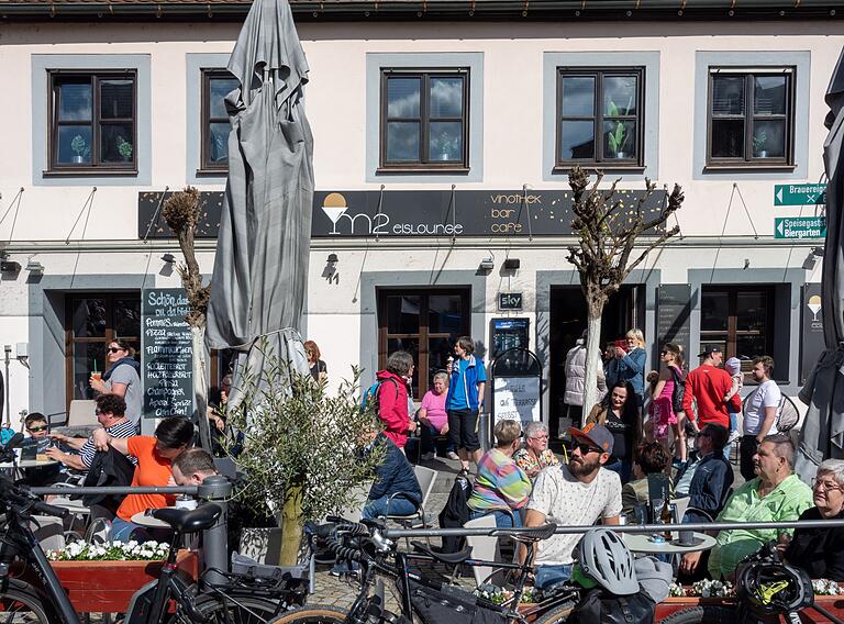 Bei gutem Wetter lohnt sich der Besuch der Eisdiele - wie hier die M2Eislounge in Zeil.