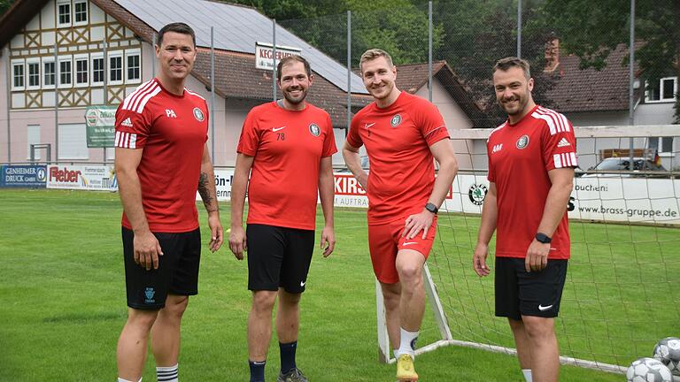 Die beiden Trainerduos der ersten und zweiten Mannschaft der TuS Frammersbach beim Trainingsauftakt zur neuen Saison (von links): Patrick Amrhein, Alexander Geiger, Marco Schiebel und André Mehrlich.