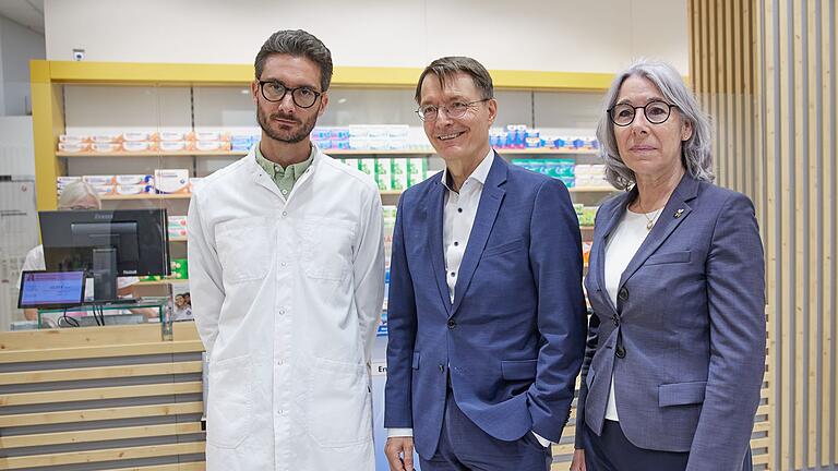 Bundesminister Lauterbach besucht Apotheker       -  Verschiedener Meinung: Karl Lauterbach sowie der Brandenburger Apotheker Mike Beyer und die ABDA-Präsidentin Gabriele Regina Overwiening