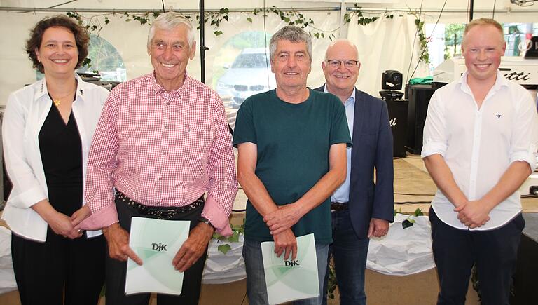 Besonders ausgezeichnet wurden beim 40-jährigen der DJK Siegendorf Ernst Spath (Zweiter von links) und Hermann Trost (Mitte). Michaela Gahr vom DJK-Verband, Bürgermeister Manfred Schötz und Siegendorfs Vorsitzender Markus Köhler gratulierten. Besonders ausgezeichnet wurden beim 40-jährigen der DJK Siegendorf Ernst Spath (Zweiter von links) und Hermann Trost (Mitte). Michaela Gahr vom DJK-Verband, Bürgermeister Manfred Schötz und Siegendorfs Vorsitzender Markus Köhler gratulierten.