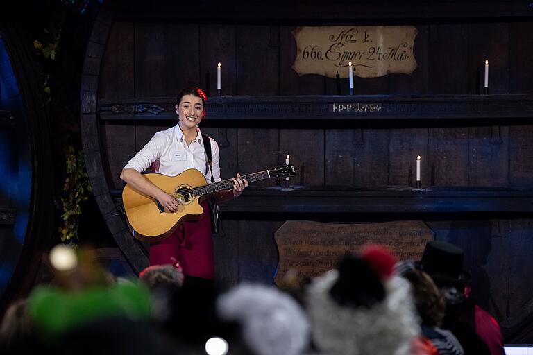 Maria Anetzberger als singende Bedienung bei der Aufzeichnung der Närrischen Weinprobe im Staatlichen Hofkeller der Residenz in Würzburg. Maria Anetzberger als singende Bedienung bei der Aufzeichnung der Närrischen Weinprobe im Staatlichen Hofkeller der Residenz in Würzburg.