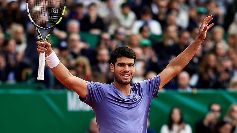 ATP-Tour - Monte Carlo       -  Tennisstar Carlos Alcaraz feiert den Titelgewinn in Monte Carlo.