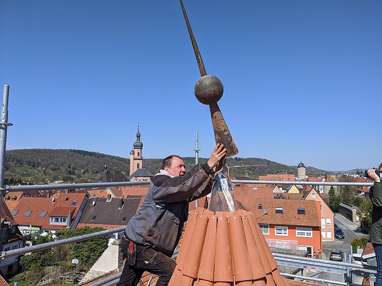 Dachdeckermeister Tino Müller justiert die Turmspitze auf dem Federolfsturm.