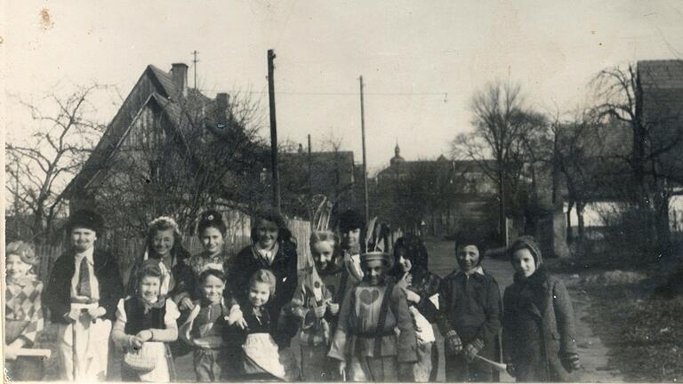 Kinderfasching am Oberen Burgweg&nbsp; 1948: Links im Hintergrund das Haus, dessen Besitzer es wohl spätestens 2023 verlassen müssen.