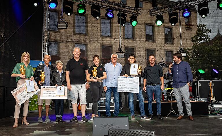 Das goldene Schörschle ist übergeben an die Gewinner. Von links nach rechts: Ramona Krines (MainBar), Peter und Philomena Müller (Sanierung Haus Burggasse 17), Mathias und Olga Bitsch (Don Rioja), Werner Christoffel (Schweinfurt erleben), Michael Schmitt (Papier Schmitt) Thomas Herrmann (City Manager Schweinfurt), Sven Schröter (Moderator).