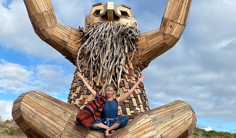 Die riesigen Holzskulpturen des dänischen Künstlers Thomas Dambo finden sich auch an der australischen Westküste, wo Nicole Albersdörfer aus Wiesentheid lebt. Die riesigen Holzskulpturen des dänischen Künstlers Thomas Dambo finden sich auch an der australischen Westküste, wo Nicole Albersdörfer aus Wiesentheid lebt.