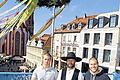 Hoch oben: Azubi Moritz Puchmüller, Zimmermann Michael Weckbart und Dachdecker Alexander Rüttger beim Richtspruch.MÜLLER