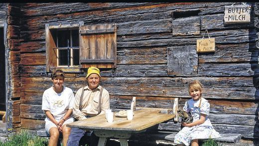 Schlüsselerlebnis: Herbert Bregenzer legt einen neuen Bildband mit dem Titel &bdquo;Herrliche Alpenwelt &ndash; herrliche Heimat&ldquo; vor, dessen Erlös der &bdquo;Aktion Patenkind&ldquo; der Main-Post zu Gute kommen soll. Das Foto &bdquo;Opa Hermann&ldquo;, der ein recht karges Leben auf seiner Alm im Krimmler Achental führt, ist in dem Buch zu finden. Die Erzählungen des alten Senners wurden für Bregenzer zu einem Schlüsselerlebnis.