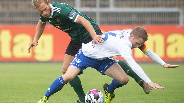 Leichter Vorteil FC 05? In dieser Szene aus dem letzten Aufeinandertreffen hat der Schweinfurter Kristian Böhnlein (links) den Aschaffenburger Simon Schmidt im Griff. Nun haben die Nullfünfer einen kleinen Wettbewerbsvorteil, weil sie als Profis bereits wieder trainieren dürfen.