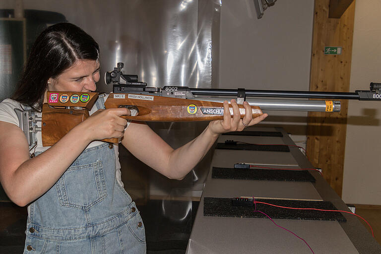 Beim Schützenverein Höllrich gab Bundestagskandidatin Jessica Klug selbst einige Schüsse mit dem Luftgewehr ab.