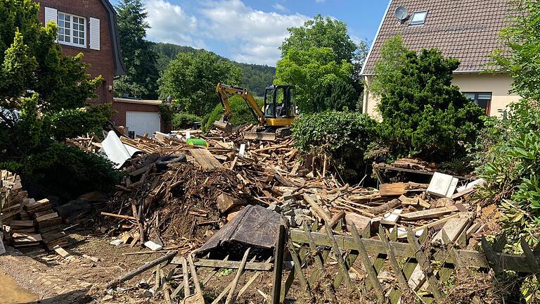 Das Hochwasser hinterließ in der Ortschaft Zweifall eine Spur der Verwüstung.