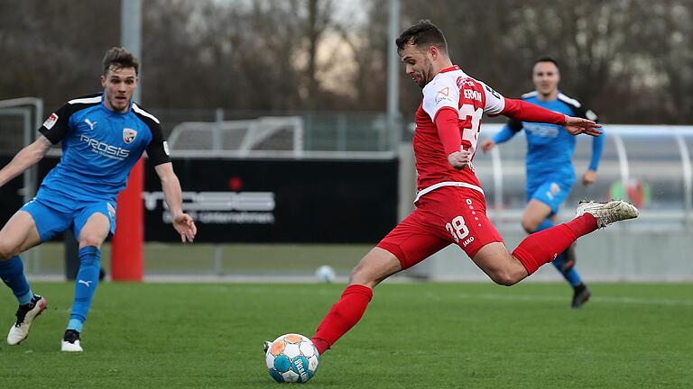Das Führungstor: Robert Herrmann (rechts) schoss die Würzburger Kickers im Testspiel beim FC Ingolstadt in Führung, Nils Röseler brachte sein Bein nicht mehr dazwischen. Das Führungstor: Robert Herrmann (rechts) schoss die Würzburger Kickers im Testspiel beim FC Ingolstadt in Führung, Nils Röseler brachte sein Bein nicht mehr dazwischen. 
