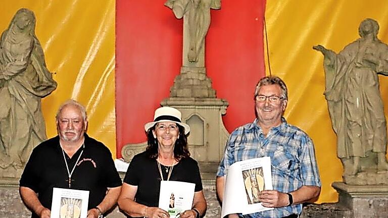 Ehrung der langjährigen Wallfahrer (von links): Erich Bayer für 50 Jahre sowie Hilde Mützel und Burkhard Lell für jeweils 25 Jahre. - Ehrung der langjährigen Wallfahrer (von links): Erich Bayer für 50 Jahre sowie Hilde Mützel und Burkhard Lell für jeweils 25 Jahre. Ehrung der langjährigen Wallfahrer (von links): Erich Bayer für 50 Jahre sowie Hilde Mützel und Burkhard Lell für jeweils 25 Jahre. - Ehrung der langjährigen Wallfahrer (von links): Erich Bayer für 50 Jahre sowie Hilde Mützel und Burkhard Lell für jeweils 25 Jahre.
