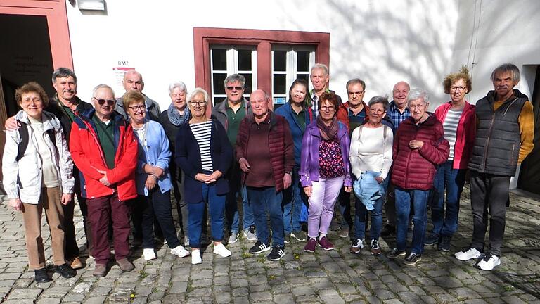 Die Gruppe des AKUV Aub vor dem Karpfenmuseum in Neustadt an der Aisch. Die Gruppe des AKUV Aub vor dem Karpfenmuseum in Neustadt an der Aisch.
