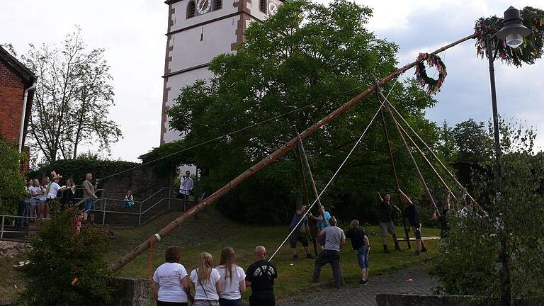 Schweißtreibend: Ausschließlich mit Muskelkraft wuchteten die Mittelsinner Blouburschen das Kirchweihsymbol in die Höhe. Schweißtreibend: Ausschließlich mit Muskelkraft wuchteten die Mittelsinner Blouburschen das Kirchweihsymbol in die Höhe.