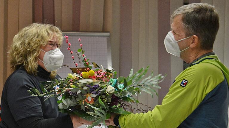 Klaus Nöthling überreichte an Kerstin Cabut einen Blumengruß und dankte für 16 Jahre engagierten Einsatz für die Wasserwacht-Ortsgruppe Mellrichstadt.