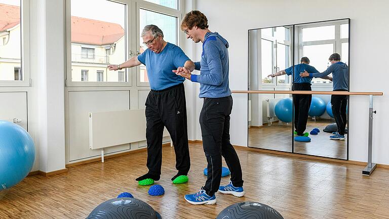 Nach einer schweren Krebserkrankung wieder aktiv werden: Im Therapiezentrum BergAuf in Würzburg trainiert Leiter und Physiotherapeut Joachim Schmitt (rechts) mit einem Patienten.