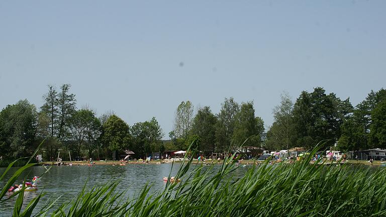 Abkühlung im See: An heißen Sommertagen ist der Sprung in den Irmelshäuser Badesee besonders erfrischend. Abkühlung im See: An heißen Sommertagen ist der Sprung in den Irmelshäuser Badesee besonders erfrischend.
