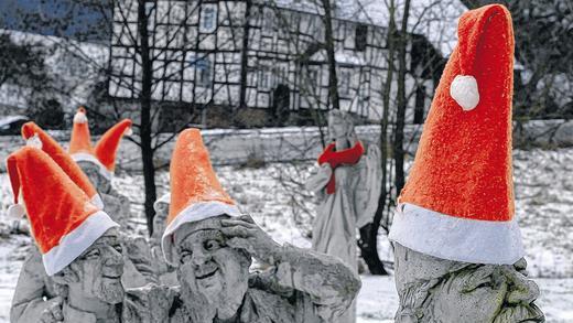 Zipfelmützige Gesellen mit Dame: An der deutschen Märchenstraße ist nicht Lohr, sondern die nordhessische Stadt Bad Wildungen als Schneewittchenstadt geführt. Dazu passend gibt es dort bereits eine Skulpturengruppe. Die Bad Wildunger &bdquo;Konkurrenz&ldquo; ist der Hauptgrund dafür, dass Lohr wohl nicht den Anschluss an die Märchenstraße anstrebt.