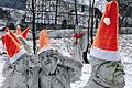 Zipfelmützige Gesellen mit Dame: An der deutschen Märchenstraße ist nicht Lohr, sondern die nordhessische Stadt Bad Wildungen als Schneewittchenstadt geführt. Dazu passend gibt es dort bereits eine Skulpturengruppe. Die Bad Wildunger &bdquo;Konkurrenz&ldquo; ist der Hauptgrund dafür, dass Lohr wohl nicht den Anschluss an die Märchenstraße anstrebt.