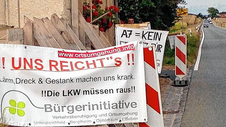 Protest am Freitagmittag in Opferbaum zur Verkehrssituation auf der B 19 durch die Bürgerinitiative &bdquo;Verkehrsberuhigung und Ortsumgehung Unterpleichfeld &ndash; Bergtheim &ndash; Opferbaum &ndash; Eßleben&ldquo;.