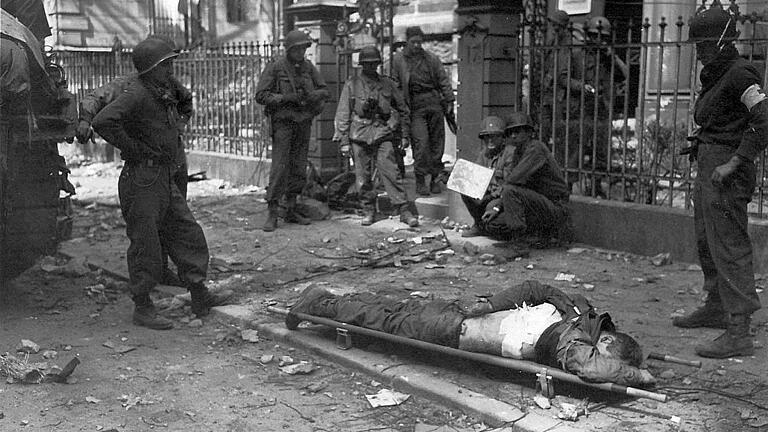 Kampf um Würzburg im April 1945: Ein verwundeter US-Soldat vor dem Abtransport. Kampf um Würzburg im April 1945: Ein verwundeter US-Soldat vor dem Abtransport.