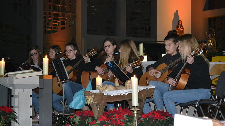 Auch die Gitarrengruppe unter Leitung von Sandra Sauer war beim Weihnachtskonzert mit von der Partie.