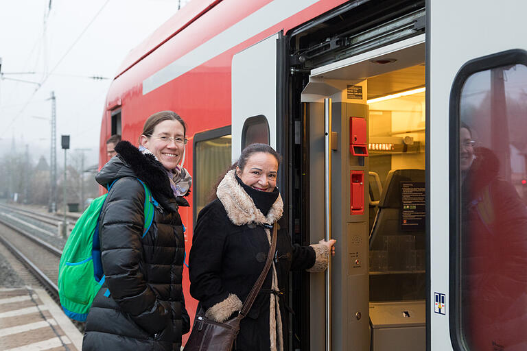 Um 8.26 Uhr fährt in Ochsenfurt der Zug nach Würzburg. Simone Barrientos (rechts) und Redakteurin Claudia Schuhmann starten zur Landkreis-Tour. Ziel ist der Markt Neubrunn.