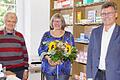 Zum 1. September übernimmt Tanja Stahl als Eigentümerin die Aurach-Apotheke in Trossenfurt von Bernhard Weibelzahl. Zum gelungenen Übergang gratulierte Bürgermeister Thomas Sechser (rechts) im Namen aller Gemeindebürgerinnen und Gemeindebürger.