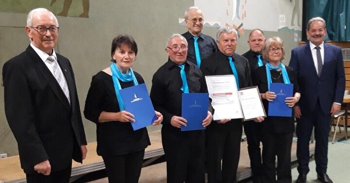 Geehrte Sängerinnen und Sänger (von links): Vizepräsident des Sängerbundes Badisch-Franken, Hubert Heffele, Christa und Helmut Drach (beide 40 Jahre), Karl Englert (50 Jahre), Vorsitzender Wolfgang Brümmer, OV Tino Holzhauer, Marlise Düx (40 Jahre) und Bürgermeister Ottmar Dürr.