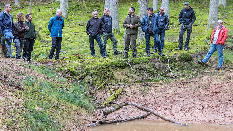 Wasserrückhalt im Rienecker Stadtwald war bereits beim Waldbegang im Vorjahr ein Thema. Nur will die Kommune mit Förderunterstützung weitere Regenrückhaltebecken in Form von kleinen Biotopen anlegen (Archivfoto).