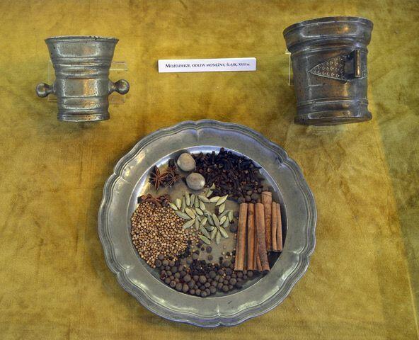 Einblicke in die Geschichte der Lebkuchenherstellung in Neisse bekommen Besucher im Kreismuseum der heute polnischen Stadt. Auf dem Teller liegen typische Gewürzzutaten. Einblicke in die Geschichte der Lebkuchenherstellung in Neisse bekommen Besucher im Kreismuseum der heute polnischen Stadt. Auf dem Teller liegen typische Gewürzzutaten.