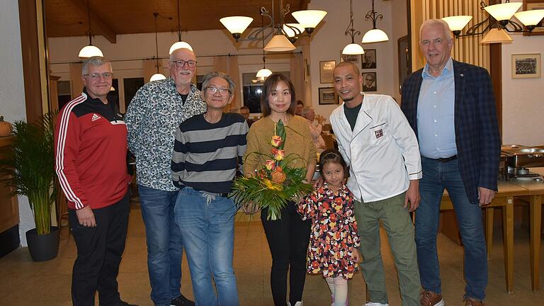 Die TV-Gaststätte in Haßfurt am Eichelsee hat einen neuen Pächter. Darüber freuen sich (von links) Gerd Wolf, Andreas Schmitt, Tam, Thuy, Ha Phong, Son und Bürgermeister Günther Werner.