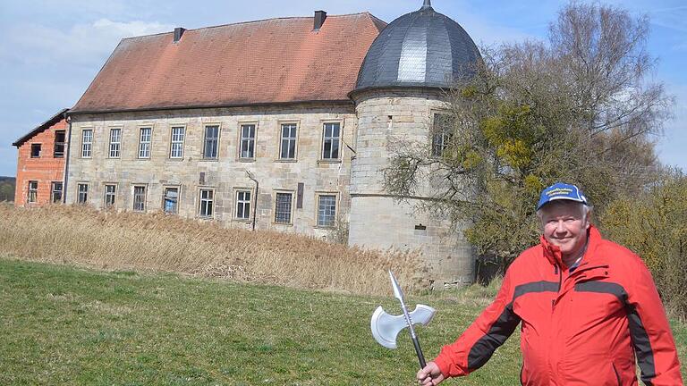 Wäre gerne Burgherr: Ernst Langert vor dem Hellinger Schloss, das früher zum Teil Eigentum seines Ur-Ur-Urgroßvaters war. Das Gebäude hat eine bewegte Geschichte hinter sich. So gehörte es mehrere Jahre dem bekannten fränkischen Reichsritter Wilhelm von Grumbach.