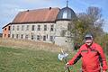 Wäre gerne Burgherr: Ernst Langert vor dem Hellinger Schloss, das früher zum Teil Eigentum seines Ur-Ur-Urgroßvaters war. Das Gebäude hat eine bewegte Geschichte hinter sich. So gehörte es mehrere Jahre dem bekannten fränkischen Reichsritter Wilhelm von Grumbach.