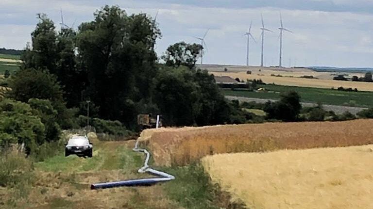 Blick auf die Trasse der neuen Wasserleitung von Mellrichstadt nach Mühlfeld oberhalb des Autobahnzubringers (B 285 neu).